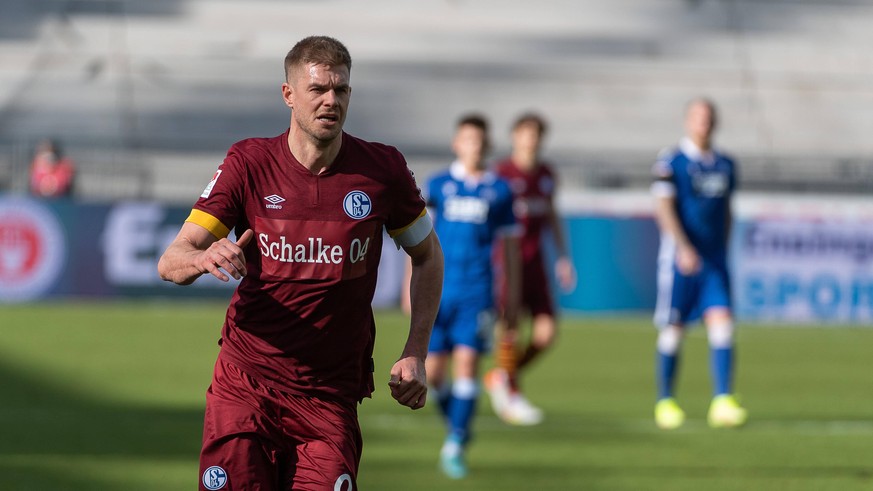 In Karlsruhe lief Schalke-Kapitän Simon Terodde und das Schalke-Team schon ohne Gazprom-Schriftzug auf dem Trikot auf.