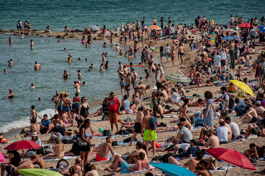 In Barcelona kühlen sich die Mensche im Wasser ab.
