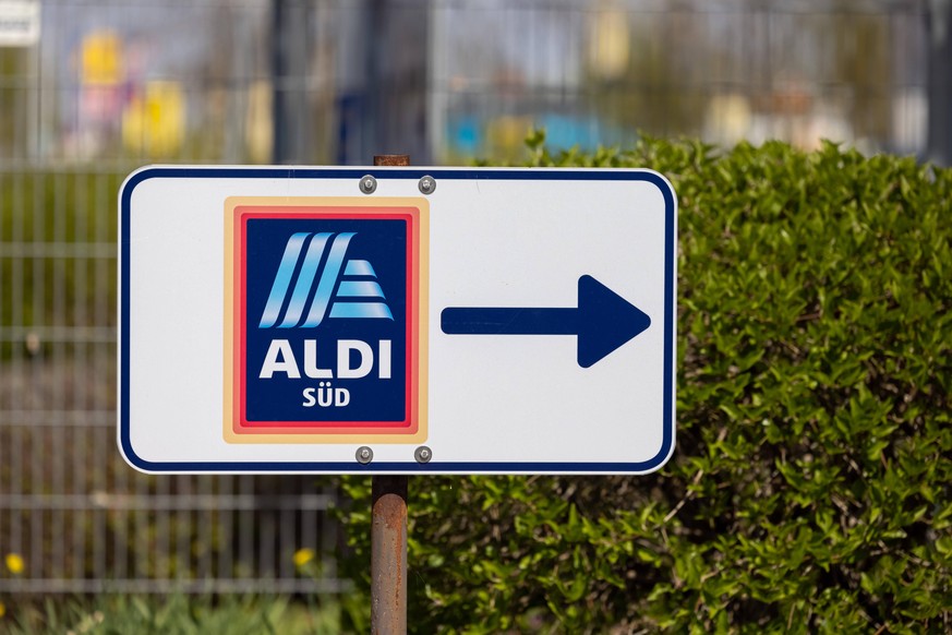 Redaktionell, Griesheim am 24. April 2021: Hinweisschild der Discounterkette Aldi Sued. Redaktionell, Griesheim am 24. April 2021: Hinweisschild der Discounterkette Aldi Sued. *** Editorial, Griesheim ...