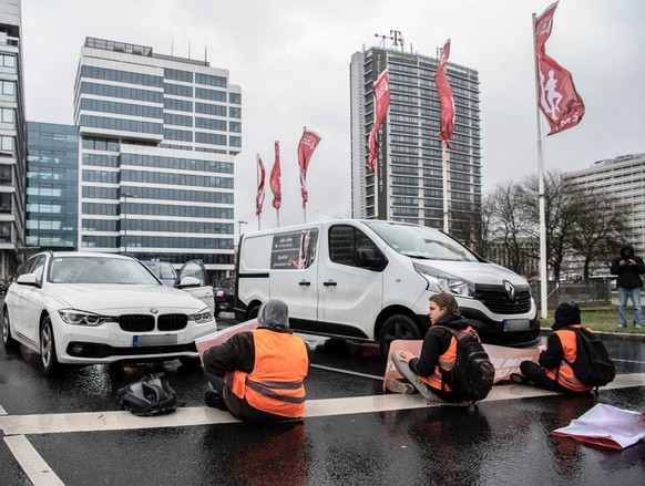 31.03.2023, Berlin: Mitglieder der Gruppe Letzte Generation blockieren stadtaus- und stadteinwärts den Ernst Reuter Platz mit einer Sitzblockade auf der Straße. Foto: Paul Zinken/dpa +++ dpa-Bildfunk  ...