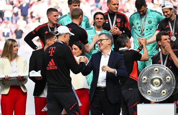 27.05.2023, Nordrhein-Westfalen, K�ln: Fu�ball: Bundesliga, 1. FC K�ln - Bayern M�nchen, 34. Spieltag, RheinEnergieStadion. Bayerns Trainer Thomas Tuchel (Mitte l) wird von Jan-Christian Dreesen, DFL ...