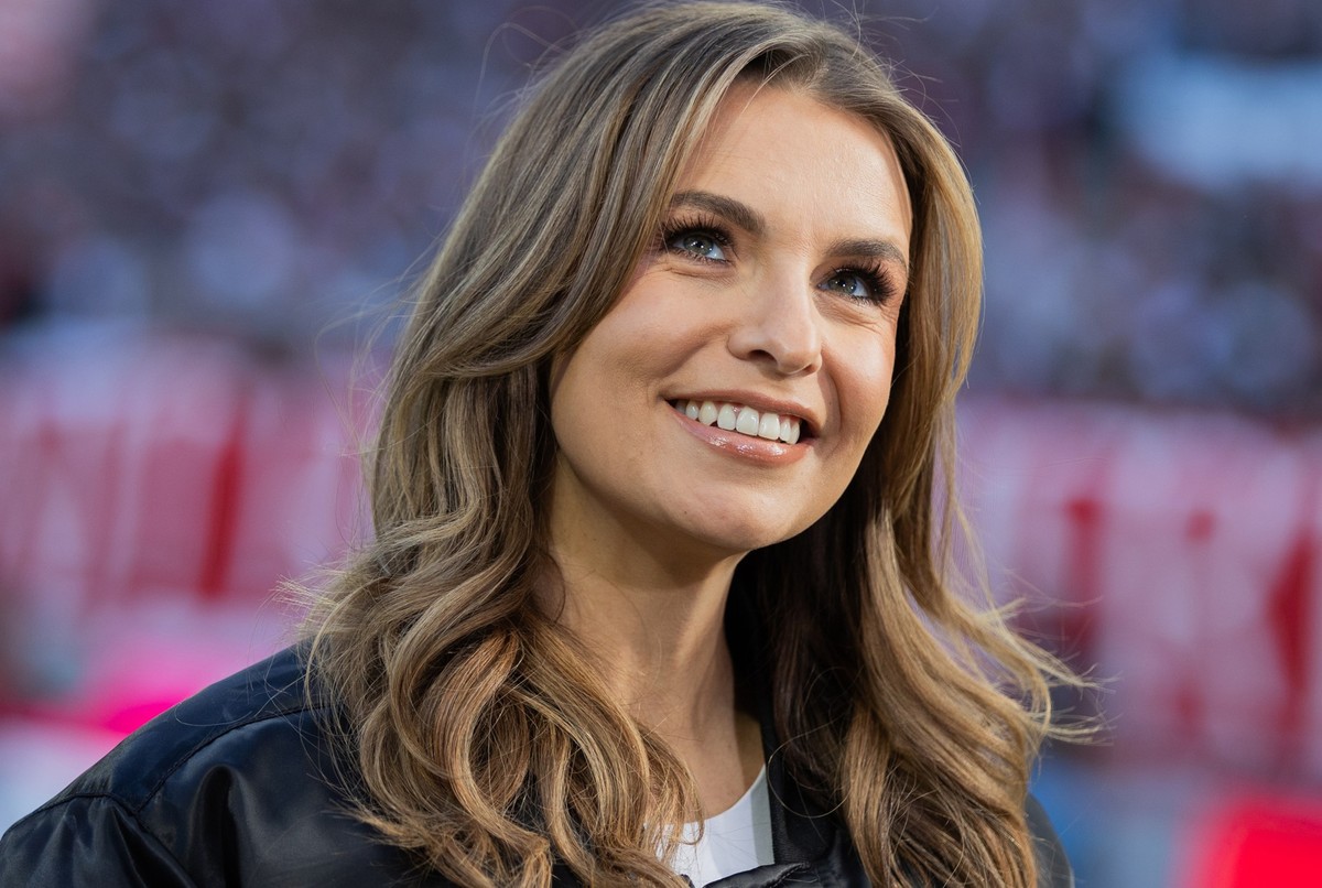 ARCHIV - 03.03.2024, Nordrhein-Westfalen, Köln: Moderatorin Laura Wontorra steht beim Fußballspiel 1. FC Köln gegen Bayer Leverkusen RheinEnergieStadion. Im Fernsehen muss sie nun mit einem Schnurrbar ...