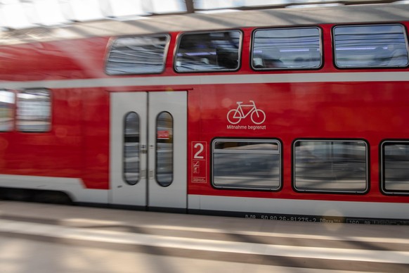 Ein Fahrrad-Logo ist auf einem Zug im Hauptbahnhof zu sehen. Aufgrund des langen Pfingstwochenende sowie nach der Einführung des 9 Euro Tickets rechnet die Deutsche Bahn mit zahlreichen Reisenden.