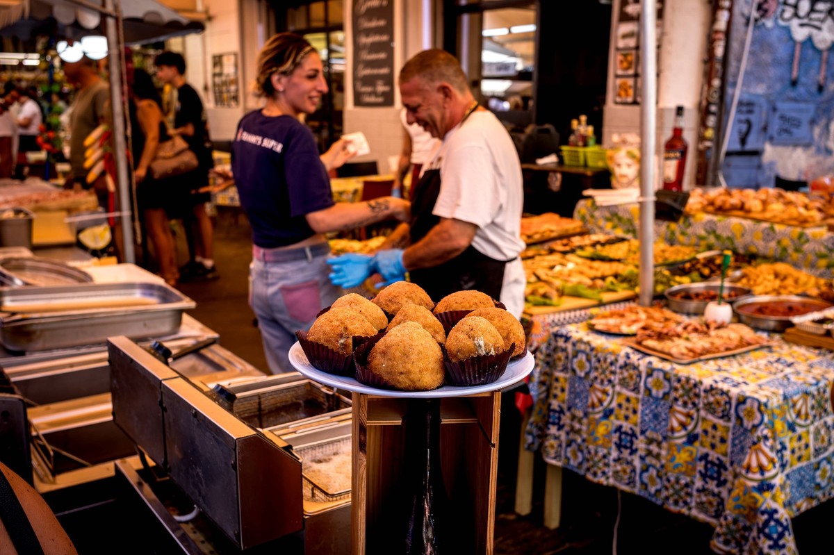 The Ballaro Market in Palermo PALERMO, ITALY - AUGUST 22: A street food restaurant of local products of Sicily is shown in the Ballaro Market on August 22, 2025 in Palermo, Italy. Palermo Sicily Italy ...