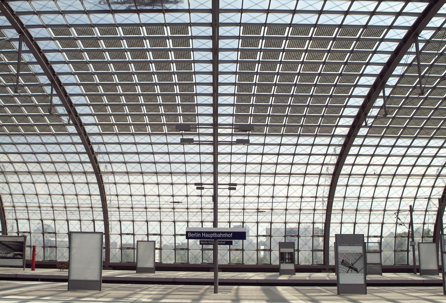 Baustelle des Lehrter Bahnhof im Regierungsviertel in Berlin Mitte, der demnaechst Berlin Hauptbahnhof heissen soll. Glasdach der Bahnhofshalle mit Solarzellen.