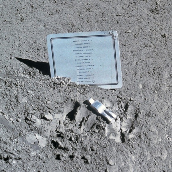 Dies ist der "gefallene Astronaut" – in Gedenken an amerikanische und sowjetische Raumfahrer, die auf den Reisen ins All gestorben sind.