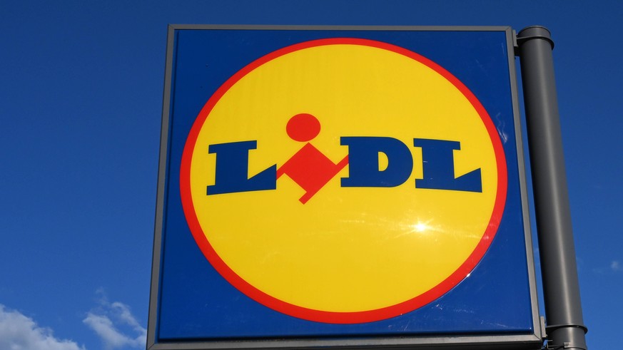 Lidl-Logo an einem Discounter in Titisee-Neustadt, Breisgau-Hochschwarzwald Baden-Württemberg