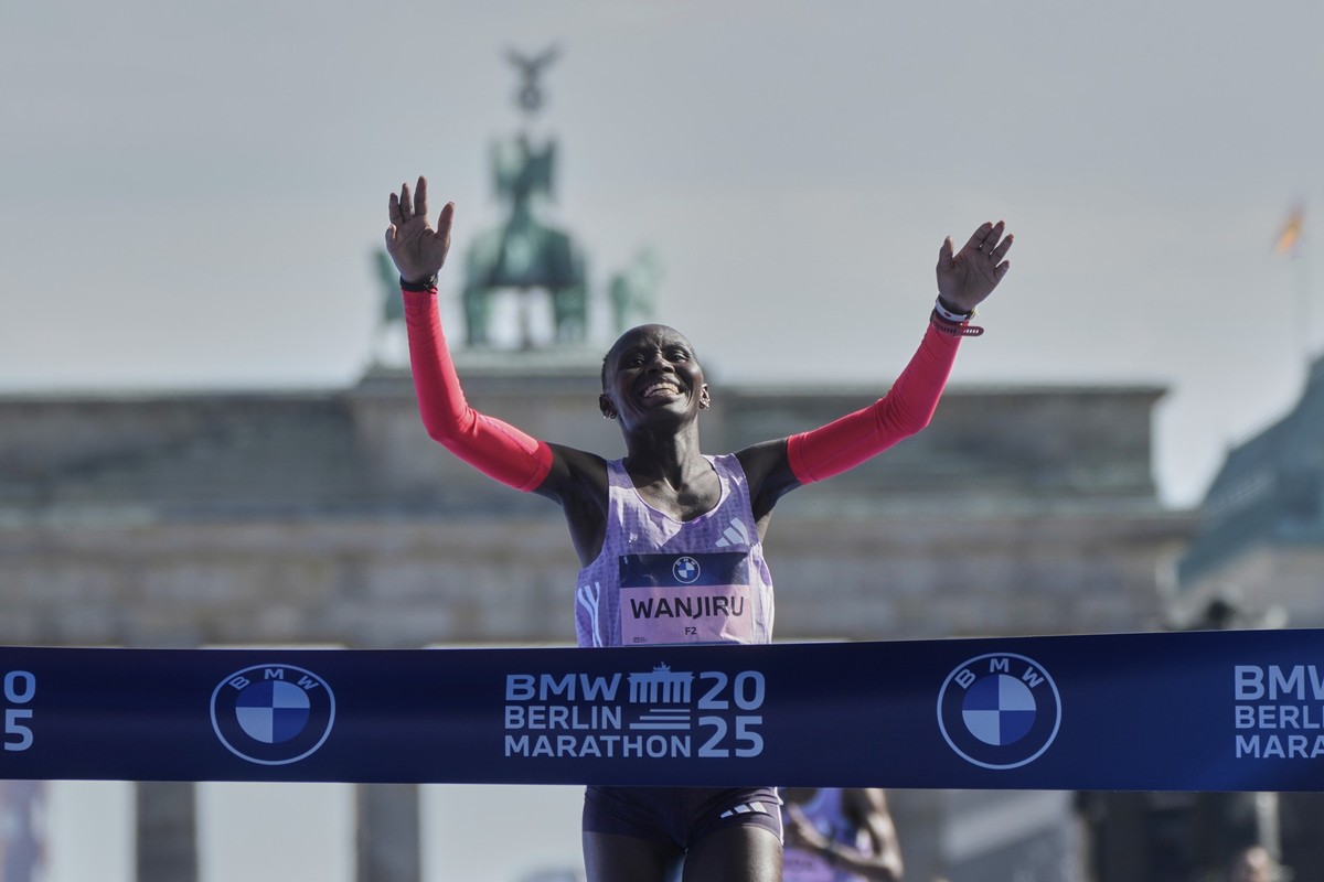 Kenya&#039;s Rosemary Wanjiru crosses the finish line to win the women&#039;s Berlin Marathon in Berlin, Germany, Sunday, Sept.21, 2025. (AP Photo/Markus Schreiber)