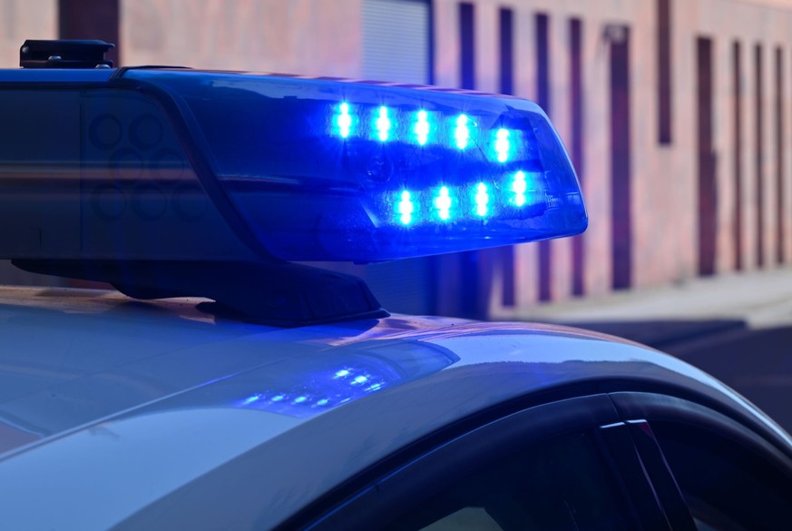 ARCHIV - 27.08.2024, Brandenburg, Potsdam: Ein Polizeifahrzeug fährt mit Blaulicht. (zu dpa: «Brandenburg: Demonstranten gegen AfD bedroht und verletzt») Foto: Patrick Pleul/dpa +++ dpa-Bildfunk +++