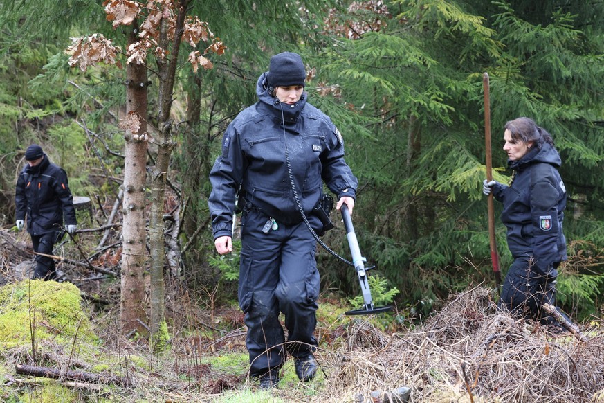 Im Bereich des Fundortes der ermordeten Luise F. aus Freudenberg fanden durch Polizeieinsatzkraefte Polizeieinsatzkräfte Suchmassnahmen nach der Tatwaffe statt. Es kamen u.a. Metalldetektoren zum Eins ...