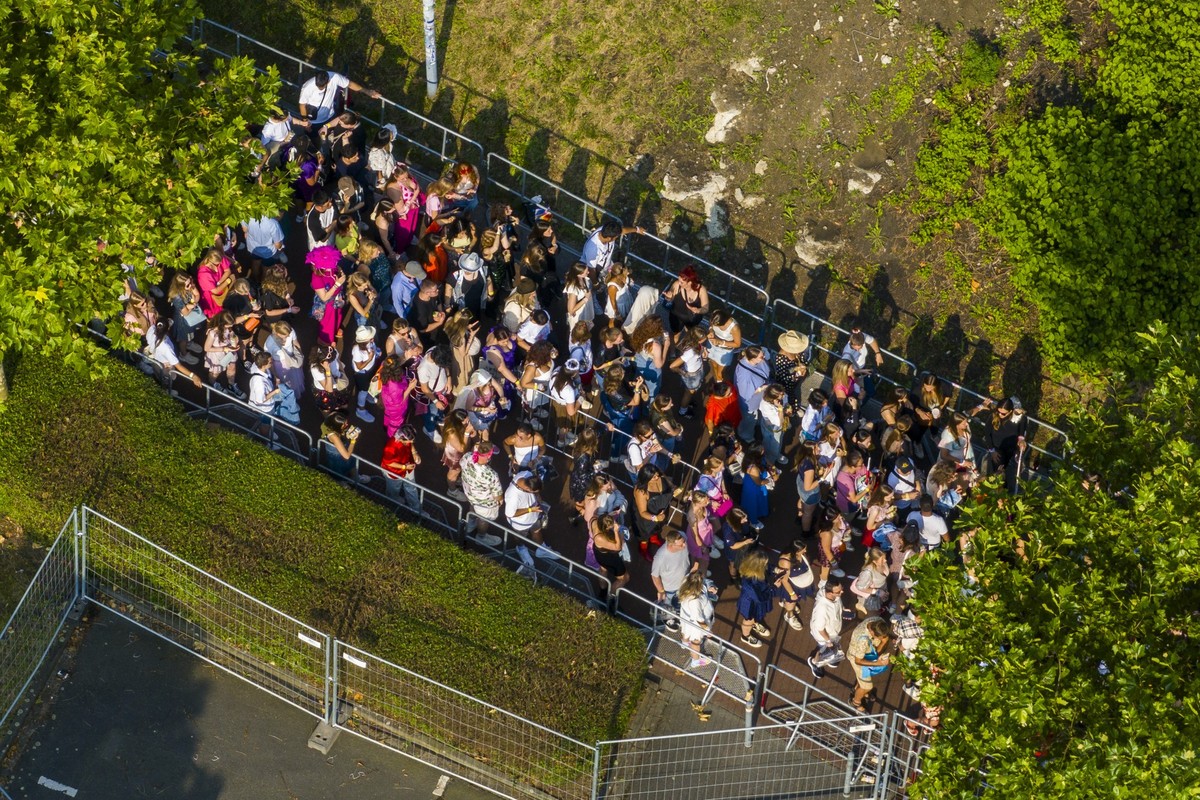 17.07.2024, Nordrhein-Westfalen, Gelsenkirchen: Fans warten an den Eingängen zur Veltins-Arena auf Einlass. US-Popsängerin Taylor Swift gibt in Gelsenkirchen im Rahmen der «Eras Tour» das erste ihrer  ...