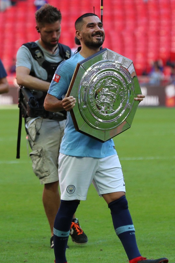 firo : 05.08.2018 Fußball,Fussball : PREMIER LEAGUE, Saison 2018/2019 FA Community Shield , FC Chelsea - Manchester City Manchester City Midfielder Ilkay GÜNDOGAN (8) holding the trophy