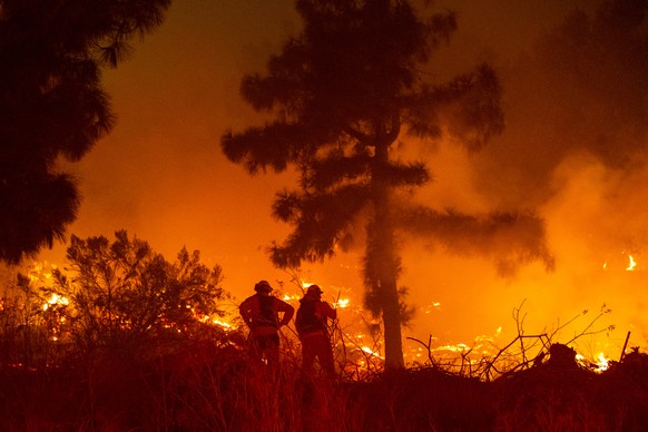 191029 -- LOS ANGELES, Oct. 29, 2019 -- Firefighters work near Getty Center in Los Angeles, the United States, Oct. 28, 2019. Thousands of residents were forced to evacuate their homes after a fast-mo ...