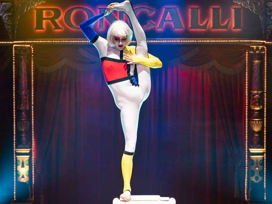 Maria Sarach gehört zum Ensemble des Zirkus Roncalli. In München eröffnet sie die Show.