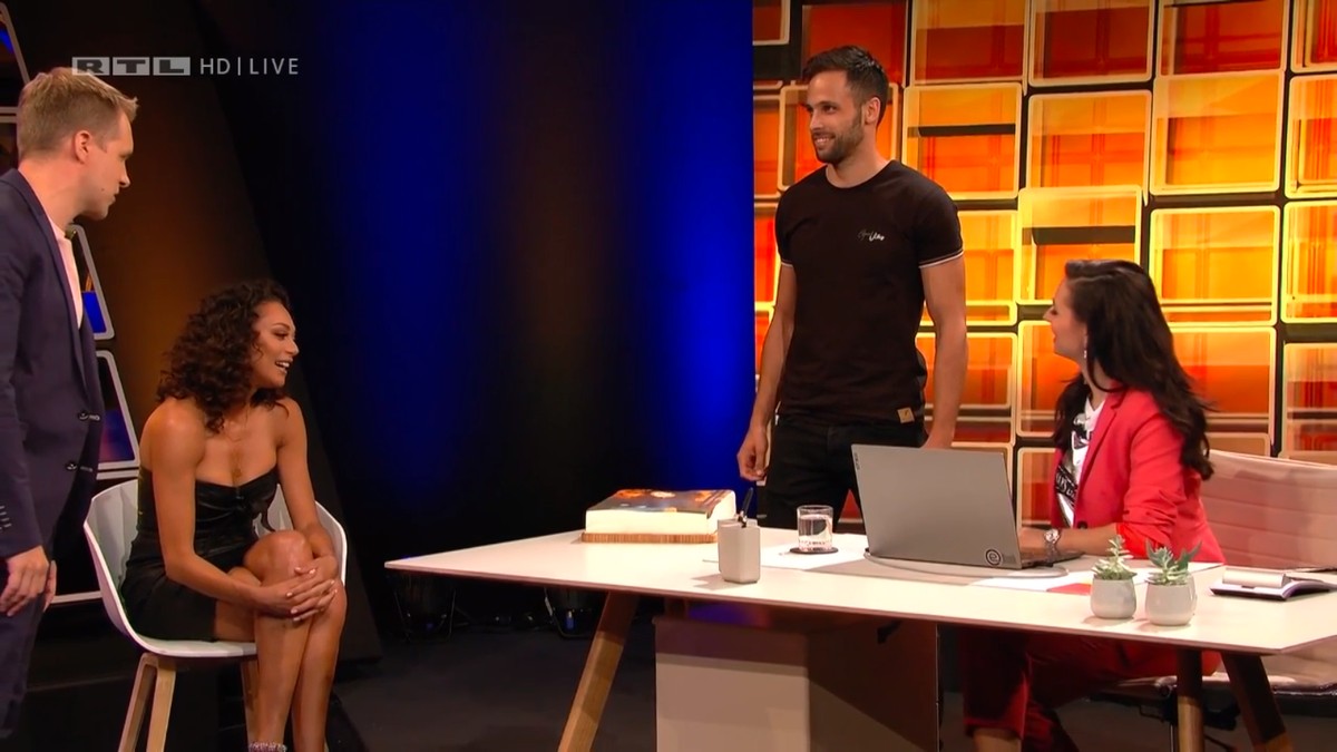 Lilly Becker (zweite von links) bekommt von Amira Pochers Bruder (zweiter von rechts) eine Geburtstagstorte überreicht.
