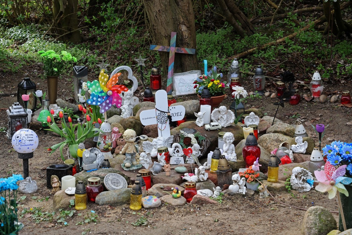 ARCHIV - 04.04.2024, Mecklenburg-Vorpommern, Pragsdorf: Kreuze, Figuren, Kerzen und Blumen stehen an der Stelle, wo der sechsj�hrige get�tete Joel gefunden wurde. (zu dpa: �Prozess um get�teten Joel w ...