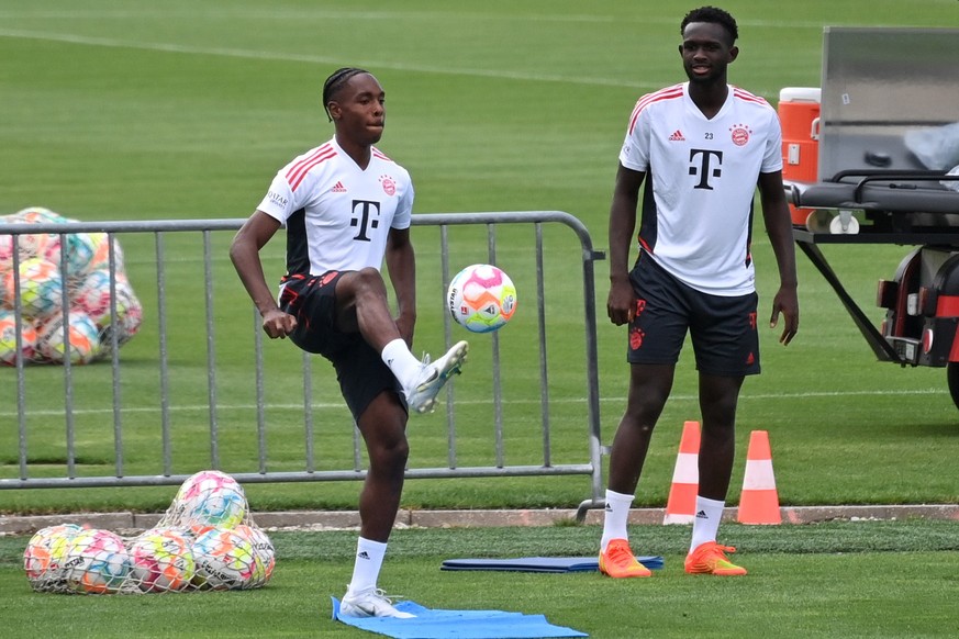 Mathys Tel wird künftig mit Landsmann Tanguy Nianzou (r.) für den FC Bayern auflaufen.