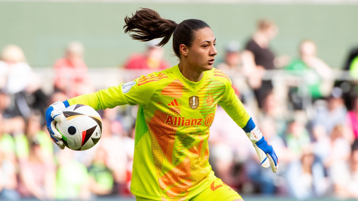 Maria Luisa Mala Grohs FC Bayern Muenchen, 22 am Ball, GER, FC Bayern Muenchen FCB vs VfL Wolfsburg WOB, Fussball DFB Pokalfinale der Frauen 2024, 09.05.2024 DFB regulations prohibit any use of photog ...