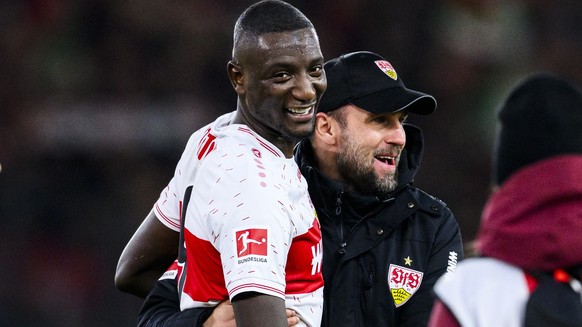 20.12.2023, Baden-Württemberg, Stuttgart: Fußball: Bundesliga, VfB Stuttgart - FC Augsburg, 16. Spieltag, MHPArena. Stuttgarts Trainer Sebastian Hoeneß (r) klatscht mit Stuttgarts Serhou Guirassy (l)  ...