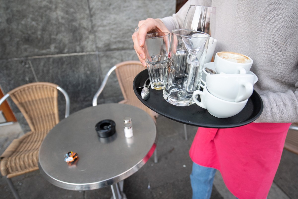 ARCHIV - 17.03.2020, Baden-W�rttemberg, Stuttgart: Ein Kellner r�umt einen Tisch in einem Restaurant ab. Die Mehrwertsteuer auf Speisen in der Gastronomie wird zu Jahresbeginn wieder auf 19 Prozent an ...