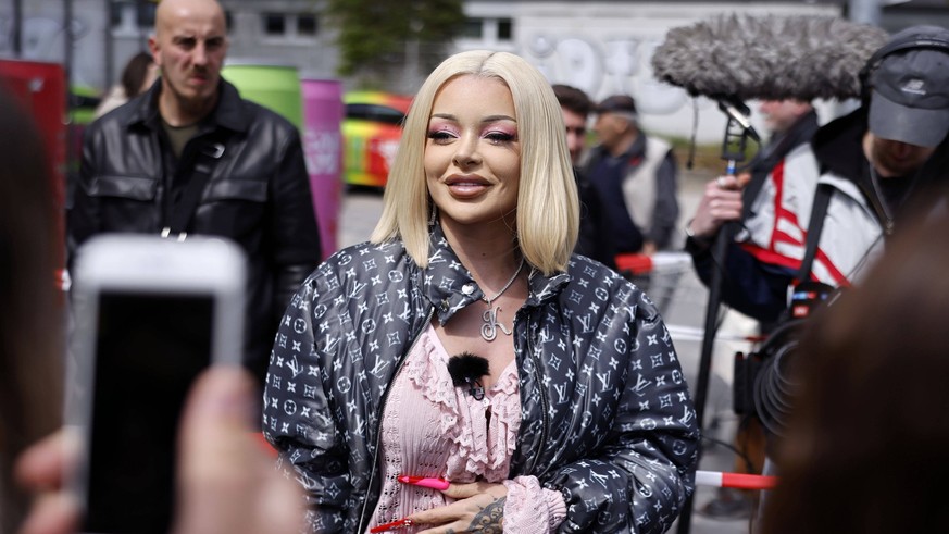 Rapperin Katja Krasavice stellt ihren Drink Sugar Mami im Netto Marken-Discount in Köln vor und motiviert die Kunden, für die Stiftung RTL - Wir helfen Kindern e.V. zu spenden. Köln, 25.04.2023 NRW De ...