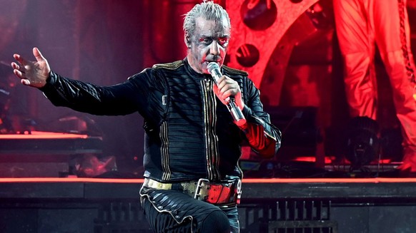 ARCHIV - 18.06.2022, Nordrhein-Westfalen, Düsseldorf: Rammstein Frontsänger Till Lindemann performt den Song «Deutschland» auf der Bühne im Rahmen der Deutschland-Tournee mit dem Album «Zeit». (zu dpa ...