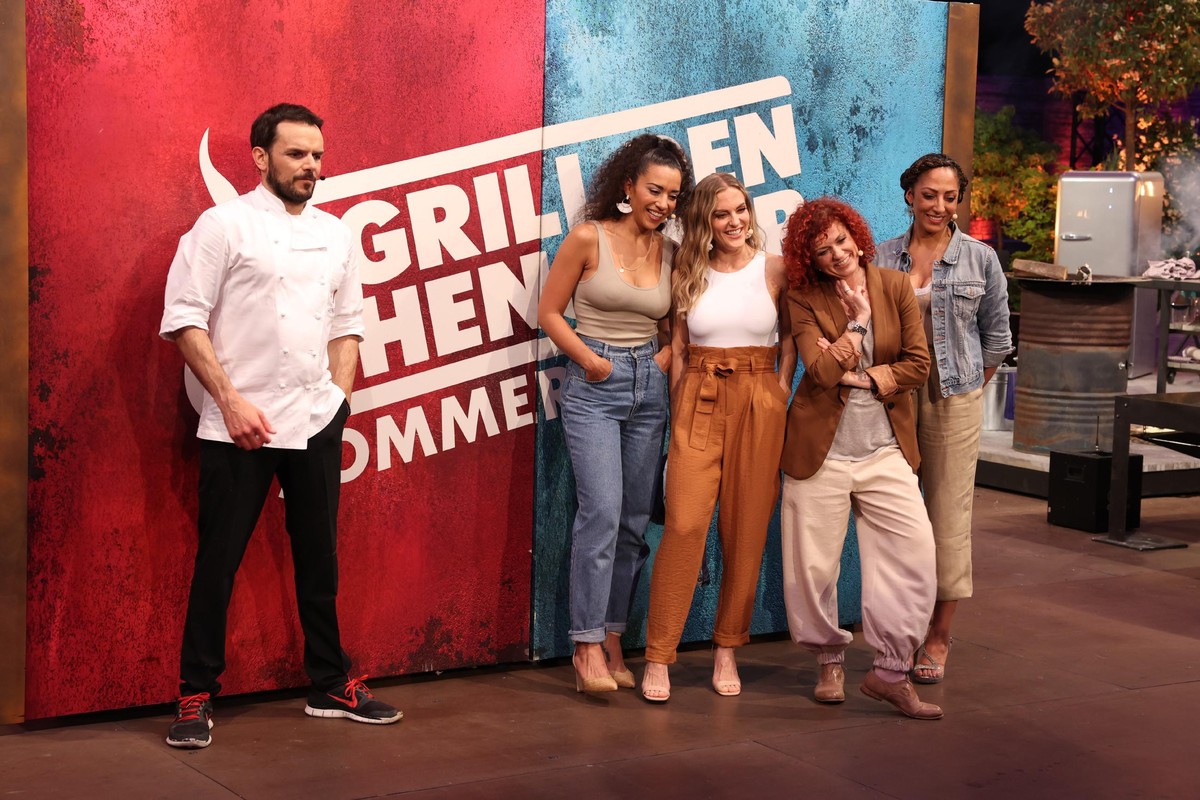 Rúrik Gislason (2.v.l), Sammy Amara (2.v.r.) und die No Angels (v.l.) Jessica, Nadja, Lucy und Sandy

Die Verwendung des sendungsbezogenen Materials ist nur mit dem Hinweis und Verlinkung auf TVNOW ge ...
