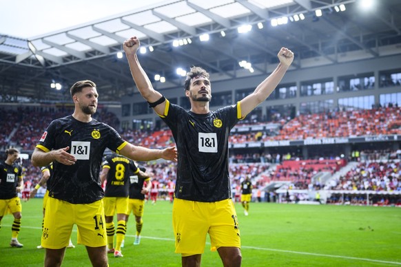 16.09.2023, Baden-Württemberg, Freiburg im Breisgau: Fußball: Bundesliga, SC Freiburg - Borussia Dortmund, 4. Spieltag, Europa-Park Stadion. Dortmunds Mats Hummels (r) jubelt nach dem Tor zum 2:4. (zu ...