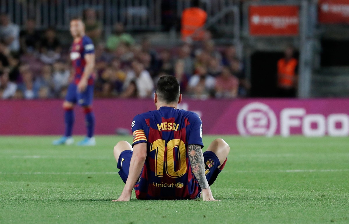 ARCHIV - 24.09.2019, Spanien, Barcelona: Fußball: Primera División, Spanien, FC Barcelona - FC Villarreal, 6. Spieltag. Barcelonas Lionel Messi sitzt nach einer Verletzung am Boden. (zu dpa "Lion ...