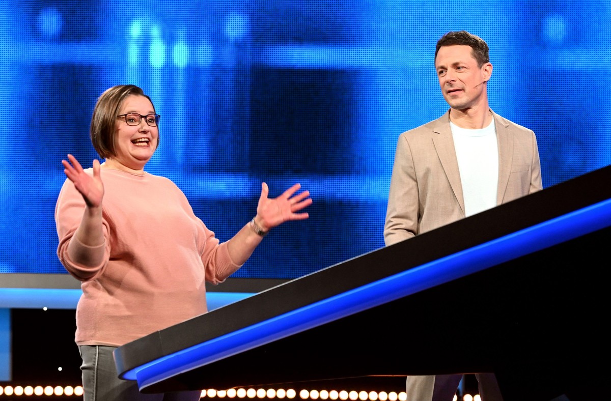 ARD GEFRAGT - GEJAGT FOLGE 742, &quot;Alexander Bommes präsentiert beliebtes Quizformat&quot;, am Freitag (17.05.24) um 18:00 Uhr im ERSTEN.
Moderator Alexander Bommes (r.) mit der Kandidatin Karen Sa ...