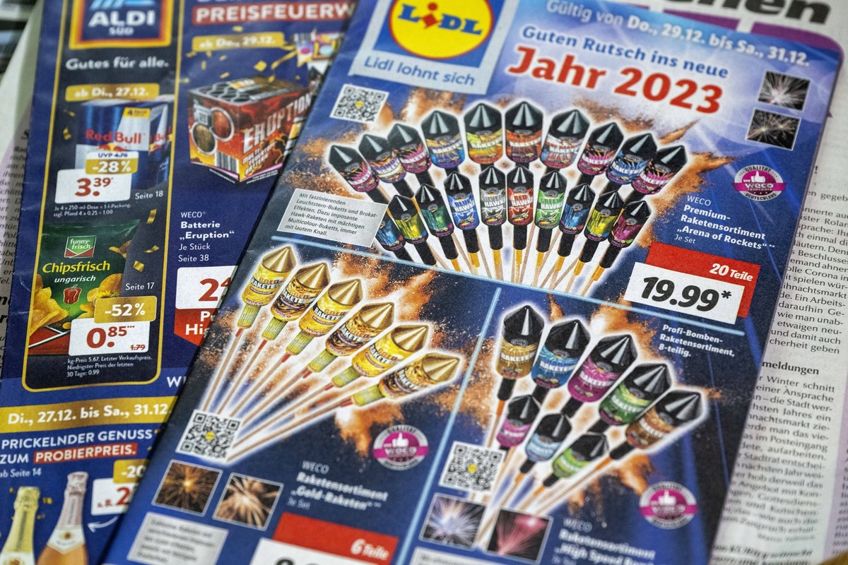 29.12.2022, Bad Wörishofen Unterallgäu, Prospekt von Lebensmitteldiscountern für Silvesterfeuerwerk. Dieses Jahr gibt es wieder Diskussion übers Böllern, ja oder nein. 29.12.2022, Prospekt Feuerwerk 2 ...