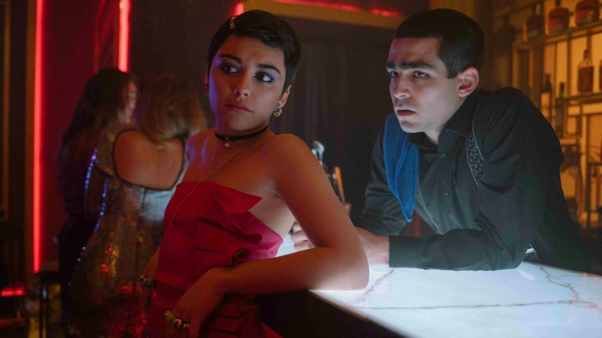 Ari steht in Staffel vier von "Elite" zwischen zwei Jungs.