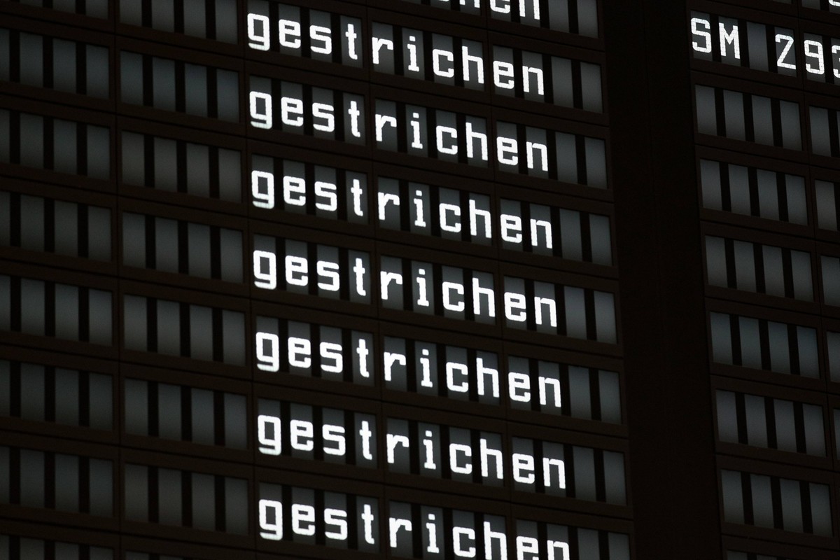 Niedersachsen, Hannover, Streik: Flugverkehr ruht in Hannover, Am Flughafen Hannover haben Warnstreiks begonnen. Passagiere müssen sich auf Flugausfälle einstellen, Warnstreik, Verdi, Flug gestrichen, ...