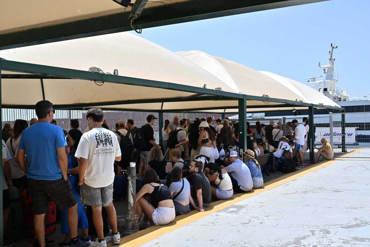 Foto IPP/Felice De Martino Napoli 22/06/2024 A causa di un guasto alla rete idrica sull isola di Capri, a Napoli sono stati bloccati i traghetti per portare i turisti nella foto lunghe code e disagi d ...