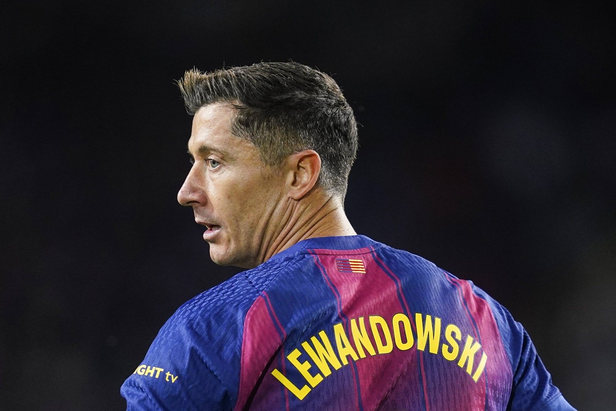 ESP: FC Barcelona, Barca - Elche CF. La Liga EA Sports. Date 11 Robert Lewandowski of FC Barcelona during the La Liga EA Sports match between FC Barcelona and Elche CF played at Lluis Companys Stadium ...