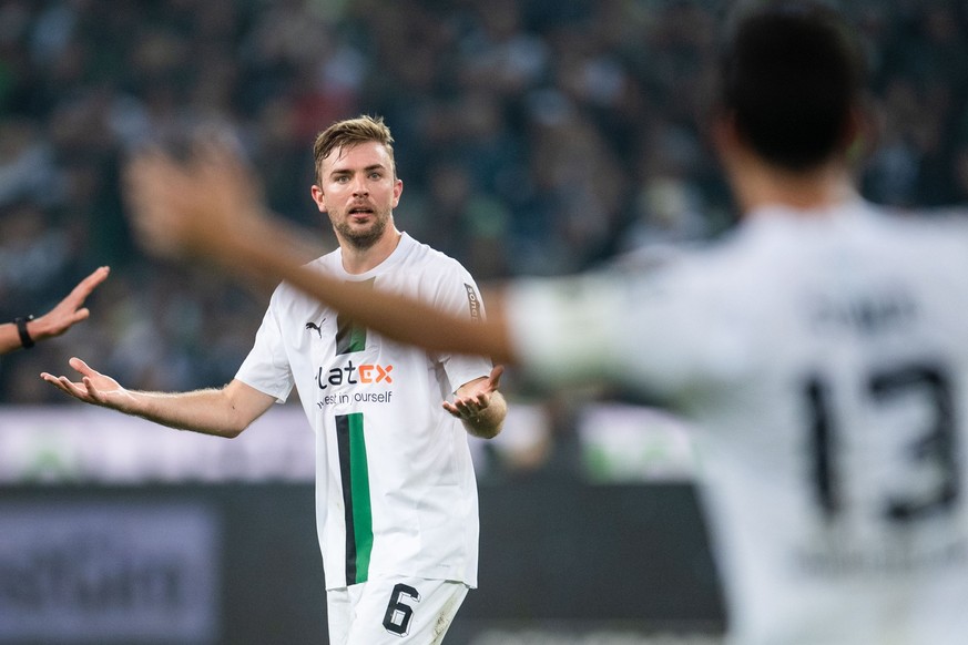 ARCHIV - 22.10.2022, Nordrhein-Westfalen, Mönchengladbach: Fußball: Bundesliga, Borussia Mönchengladbach, Christoph Kramer breitet die Arme aus. Egoismus gehört für ihn zum Profi-Fußball. (zu dpa: «Ex ...