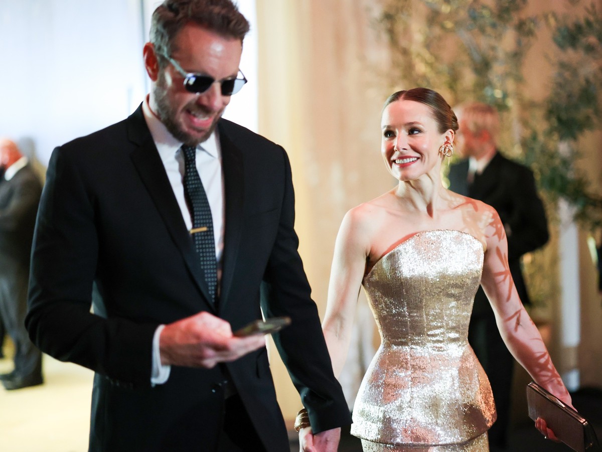 BEVERLY HILLS, CALIFORNIA - JANUARY 05: (L-R) Dax Shepard and Kristen Bell attend the 82nd Annual Golden Globe Awards at The Beverly Hilton on January 05, 2025 in Beverly Hills, California. (Photo by ...