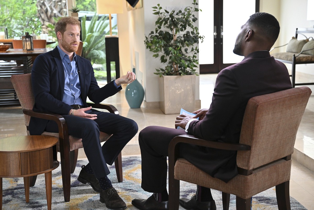 HANDOUT - 03.01.2023, USA, Los Angeles: Dieses vom Fernsehsender ABC zur Verfügung gestellte Foto zeigt Prinz Harry (l) während eines Interviews mit «Good Morning America» Co-Moderator Michael Strahan ...