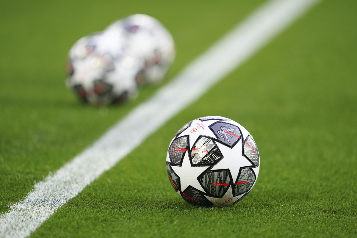 14.04.2021, Gro�britannien, Liverpool: Die offiziellen Spielb�lle der UEFA Champions League liegen vor dem Viertelfinal-R�ckspiel der Champions League zwischen FC Liverpool und Real Madrid im Anfield- ...