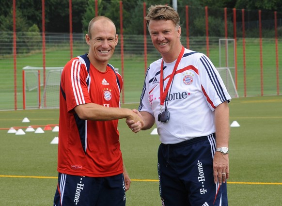 Louis van Gaal, niederlaendischer Trainer des FC Bayern Muenchen, rechts, und Arjen Robben, niederlaendischer Mittelfeldspieler des FC Bayern Muenchen, links, schuetteln sich fuer die Fotografen am Fr ...