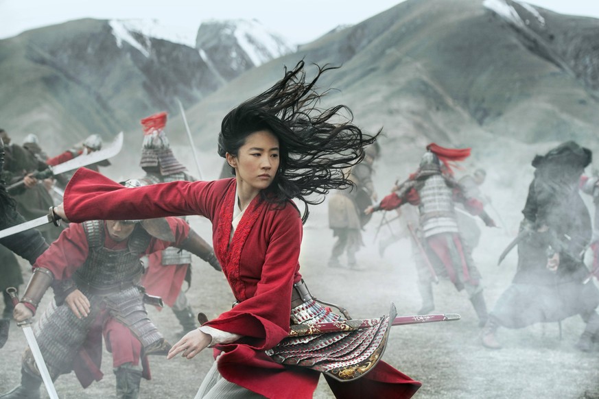 MULAN 2020 de Niki Caro Yifei Liu. remake de MULAN de Tony Bancroft 1998 USA remake of MULAN by Tony Bancroft 1998 USA Jasin Boland - Walt Disney Pictures remake en prises de vues reelles remake in li ...