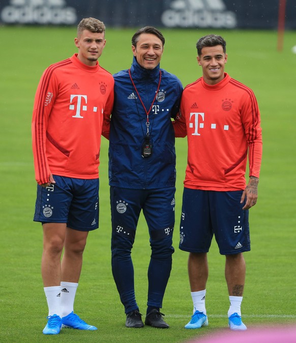 Trainer Niko Kovac vor dem ersten Training mit den Neuzugängen Michäel Cuisance (l.) und Philippe Coutinho (r.).