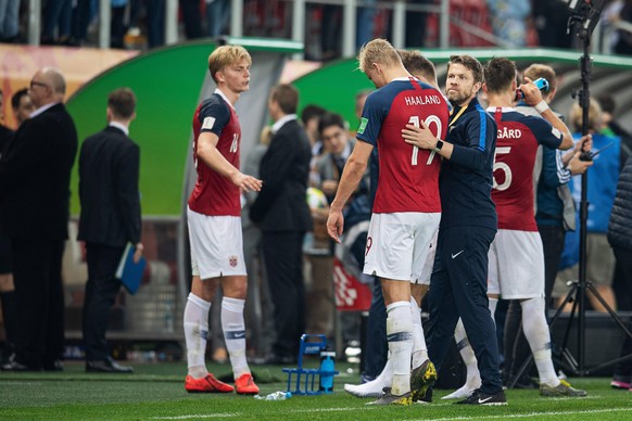 190524 Erling Braut Haaland and Pal Arne «Paco» Johansen, head coach of Norway looks dejected after the FIFA U-20 World Cup football match between Uruguay and Norway on May 24, 2019 in Lodz. Photo: Ve ...