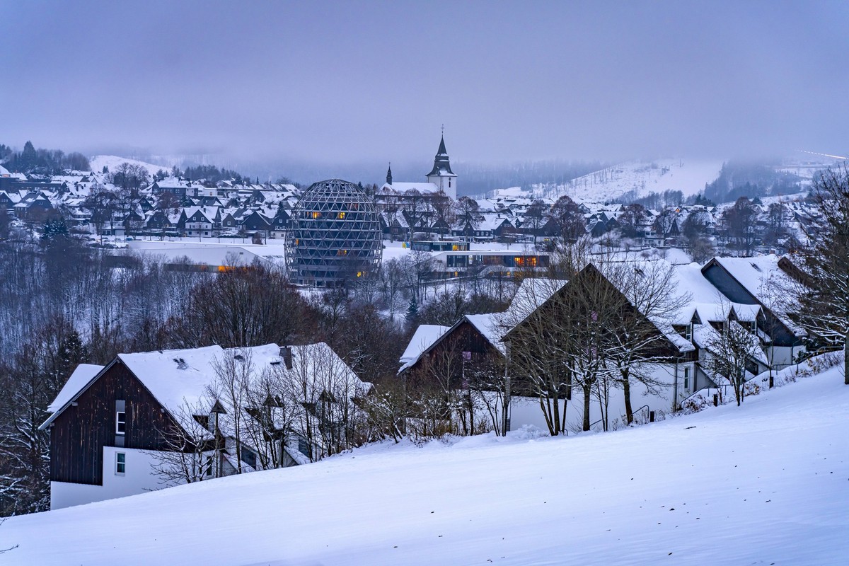 Winterberg im Schnee Die verschneite Stadtansicht von Winterberg in der Abenddämmerung, Sauerland, Nordrhein-Westfalen, Deutschland Snowy cityscape of Winterberg at dusk, Sauerland, North Rhine-Westph ...