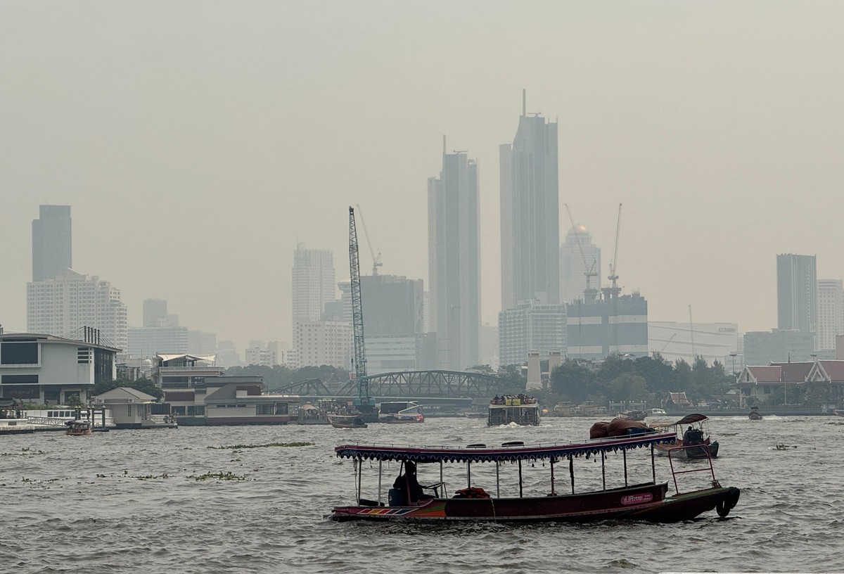 24.01.2025, Thailand, Bangkok: Eine dicke Smogschicht bedeckt das Zentrum von Bangkok. (zu dpa: «Gefährlicher Smog in Bangkok: Notmaßnahmen eingeleitet») Foto: Peter Kneffel/dpa +++ dpa-Bildfunk +++