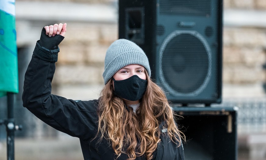 Die Fridays für Future Aktivistin Luisa Neubauer spricht in Hamburg mit Mund-Nasen-Schutzmaske während einer Freitags-Demonstration.