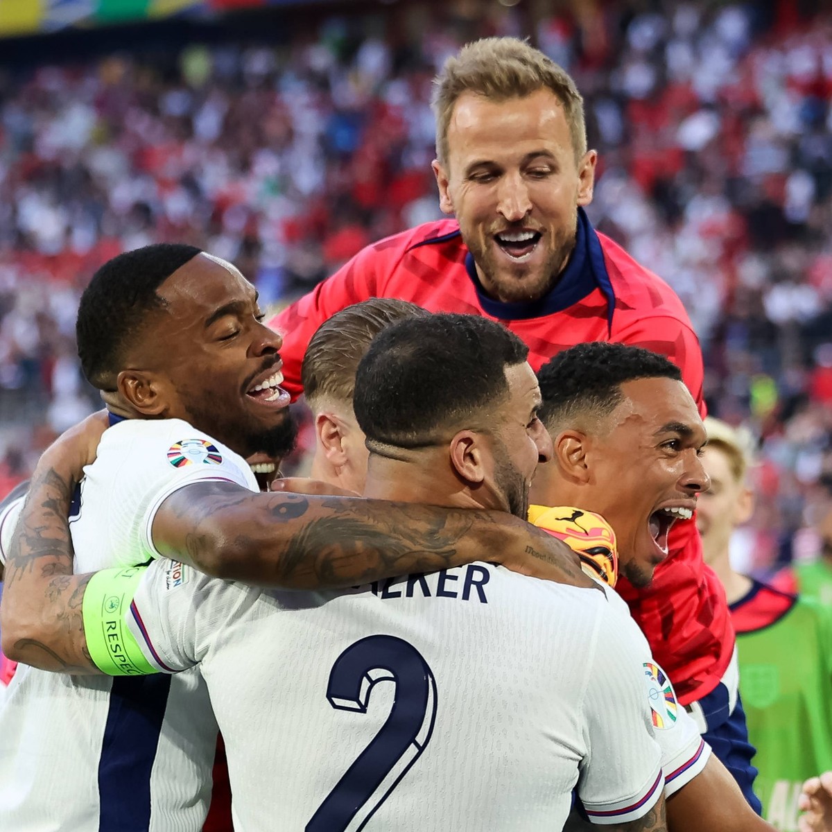 Trent Alexander-Arnold England, 08 schiesst mit seinem Elfmeter England ins Halbfinale und gewinnt das Spiel mit 5:3 n. E. - Jubel, Freude mit Harry Kane England, 09 und Jude Bellingham England, 10 Jo ...