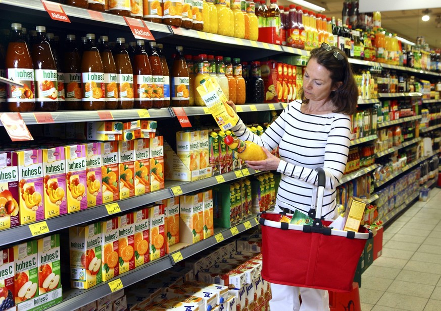 Bildnummer: 58238145 Datum: 17.04.2012 Copyright: imago/Jochen Tack
Lebensmittelabteilung, Frau schaut sich die Inhaltsstoffe einer Saftflasche an. Grosser Supermarkt, Selbstbedienung. Deutschland, Eu ...