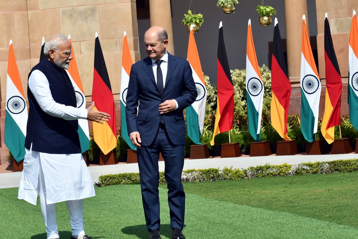 25.10.2024, Indien, Neu-Delhi: Der indische Premierminister Narendra Modi (l), und der deutsche Bundeskanzler Olaf Scholz (SPD) sch