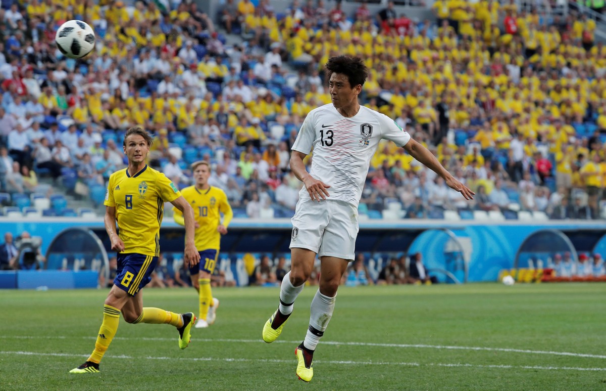 Soccer Football - World Cup - Group F - Sweden vs South Korea - Nizhny Novgorod Stadium, Nizhny Novgorod, Russia - June 18, 2018 South Korea&#039;s Koo Ja-cheol heads at goal but misses the chance to  ...